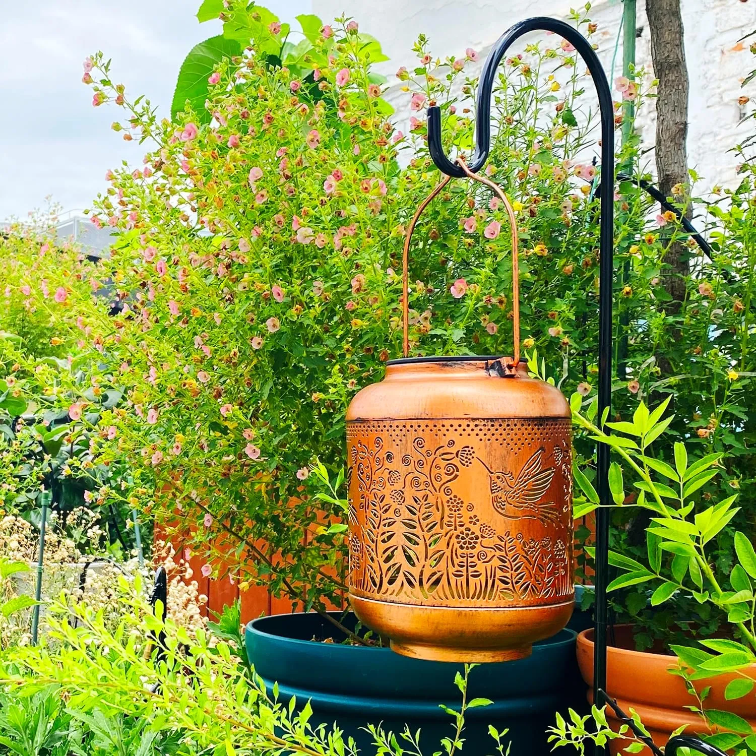 Fathers Day Gifts Hummingbird Solar Lanterns Outdoor Waterproof Hanging Solar Lights Hummingbird Gifts for Women Men Metal Bird Decorative LED Lanterns for Yard, Patio, Lawn, Pathway, Garden Decor