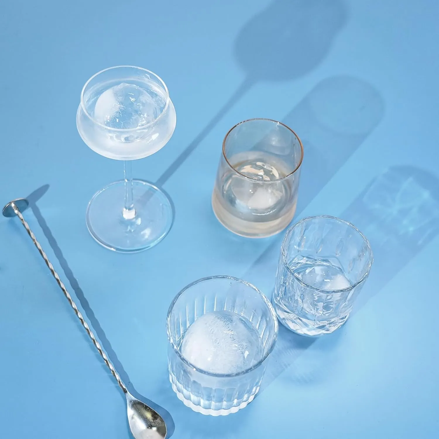 WIBIMEN Large Ice Cube Molds, Big Round Whiskey Ice Cube Trays for Freezer, Easy to Fill & Release, Whiskey Bourbon Cocktail(2.5In*6 Balls- Blue/2 Pack)
